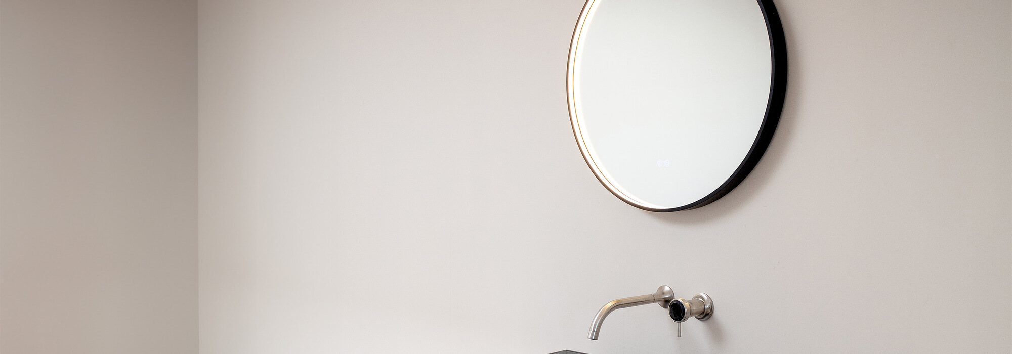 Die Spiegelserien Lumina Glow und Lumina Style von SPRINZ mit einer jeweils kreisrunden und rechteckigen Variante, verknüpfen funktional gestaltetes Licht mit einem klaren Designansatz.
